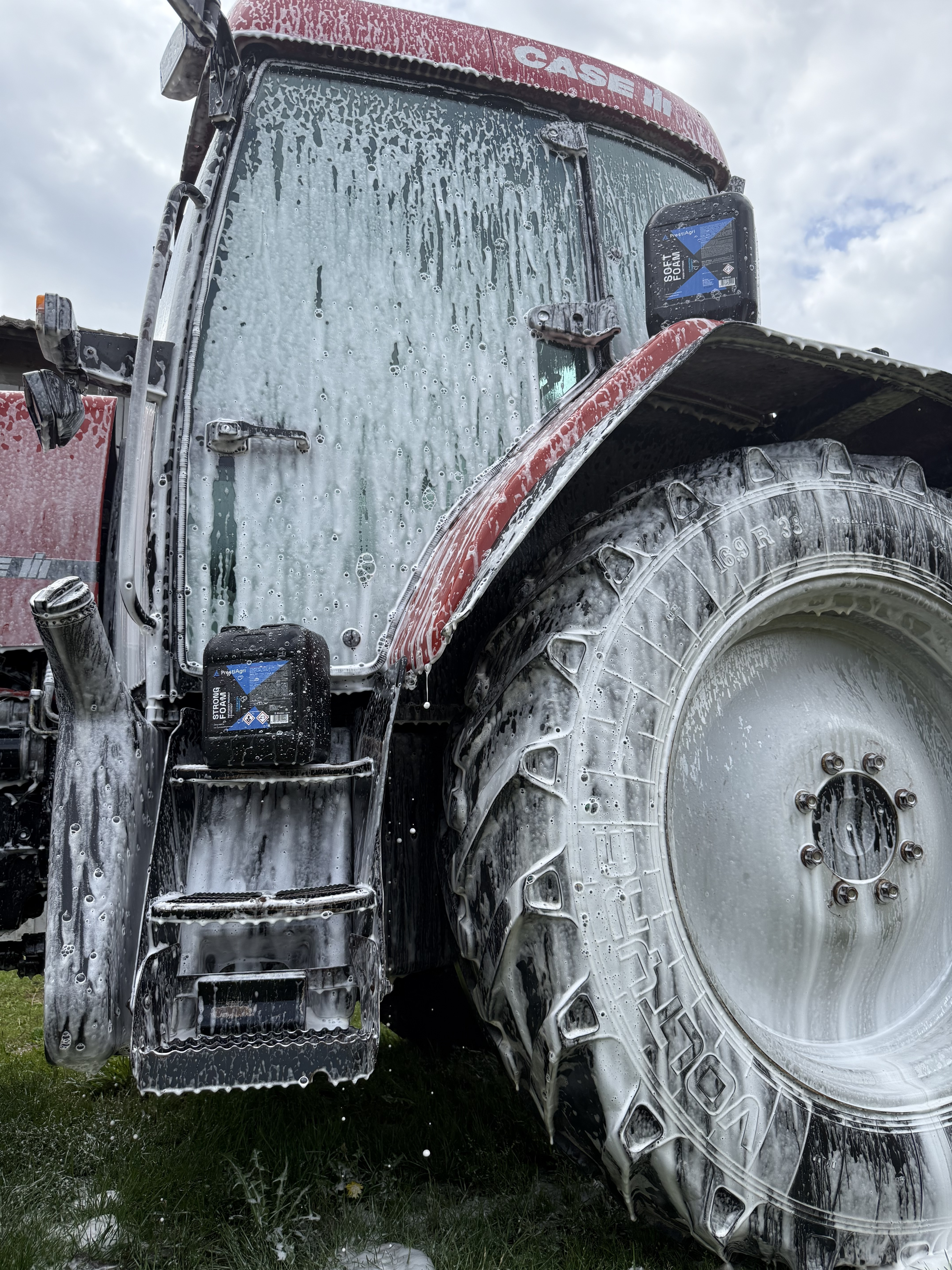 Aktivní pěna při mytí traktoru – fotka 5